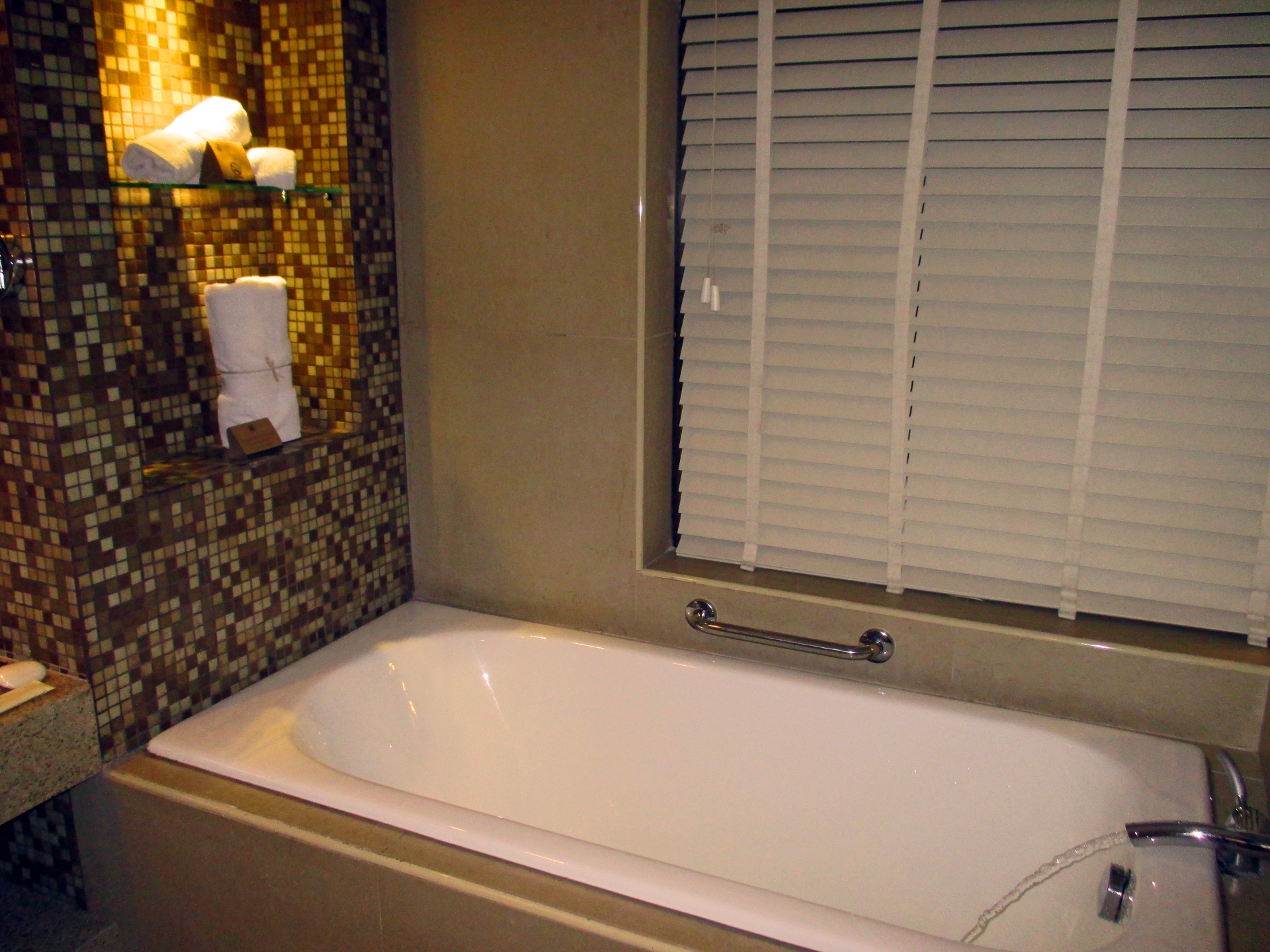 浴室のカビ取り方法と予防 天井やゴムパッキンには重曹や酢が効果的